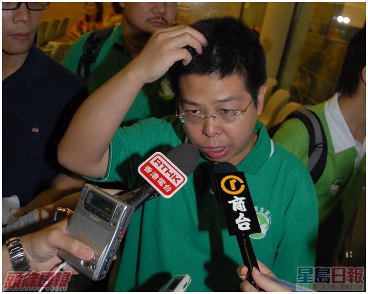 民主黨林子健展示頭部傷勢。資料圖片