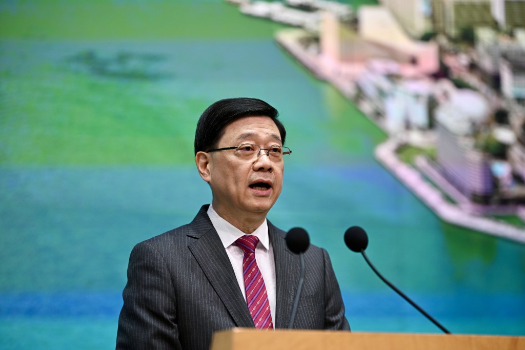 李家超行會前見記者。蘇正謙攝 李家超行會前見記者。蘇正謙攝