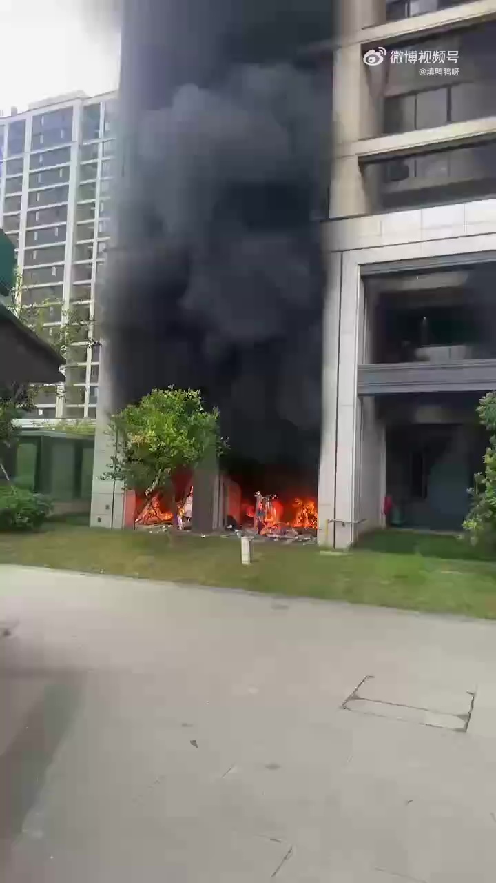 杭州西湖区电动单车停放点起火，屋苑被浓烟包围熏黑。