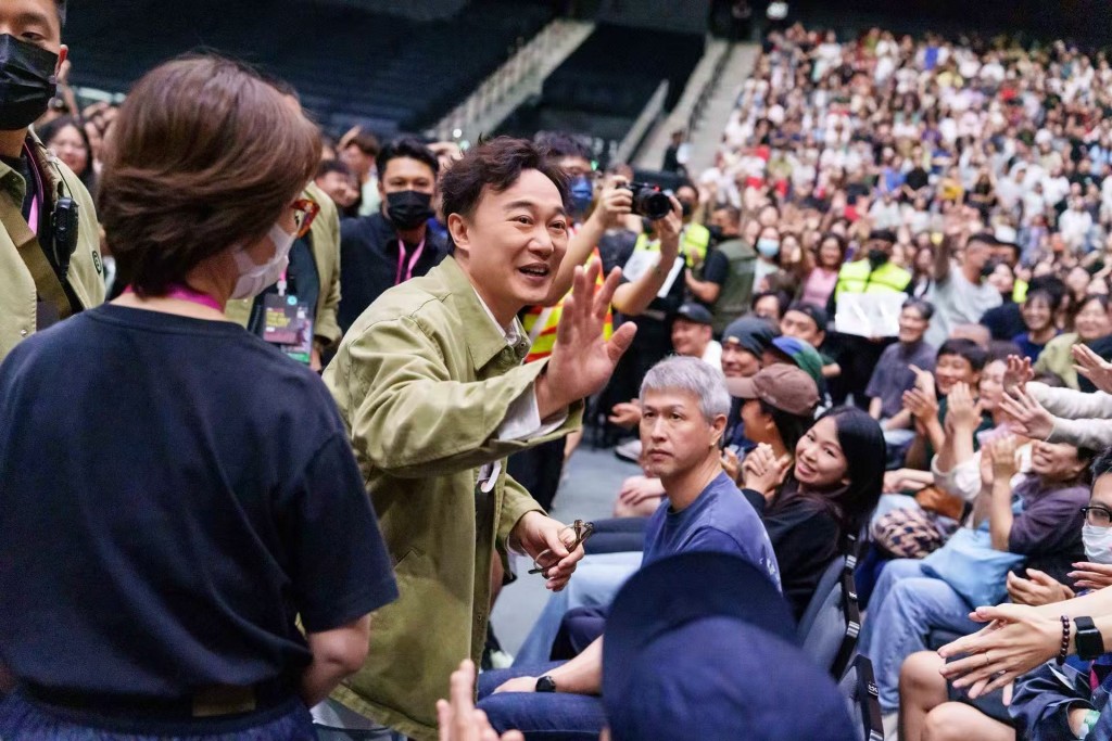 當司儀表示Eason也跟影迷一起坐在觀眾席上欣賞時,觀眾馬上瘋狂起哄 ,全部人站立拍手歡呼。 當司儀表示Eason也跟影迷一起坐在觀眾席上欣賞時,觀眾馬上瘋狂起哄 ,全部人站立拍手歡呼。