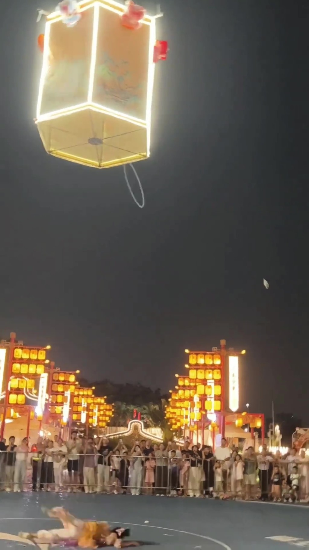 廣州景區天女散花演員意外高空墮下。