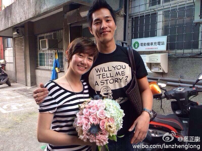 當時藍正龍與周幼婷也是在台北永和戶政事務所辦理登記結婚手續。