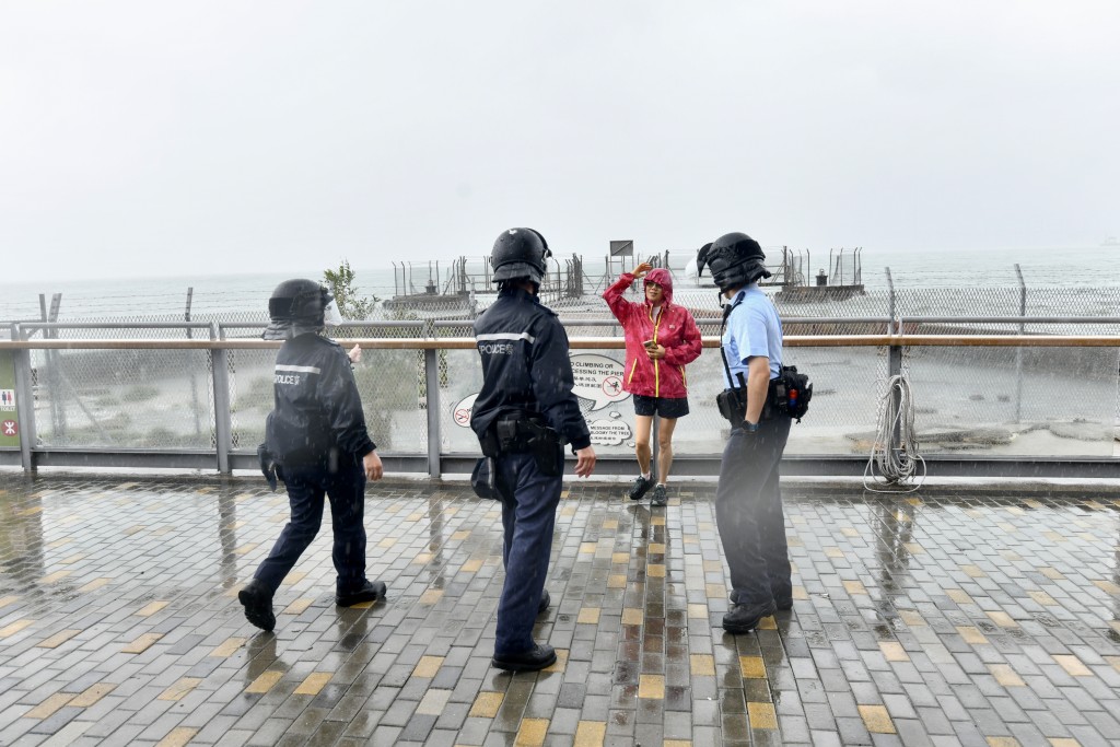 西環加多近街海旁有市民觀浪，被警方勸喻離開。盧江球攝