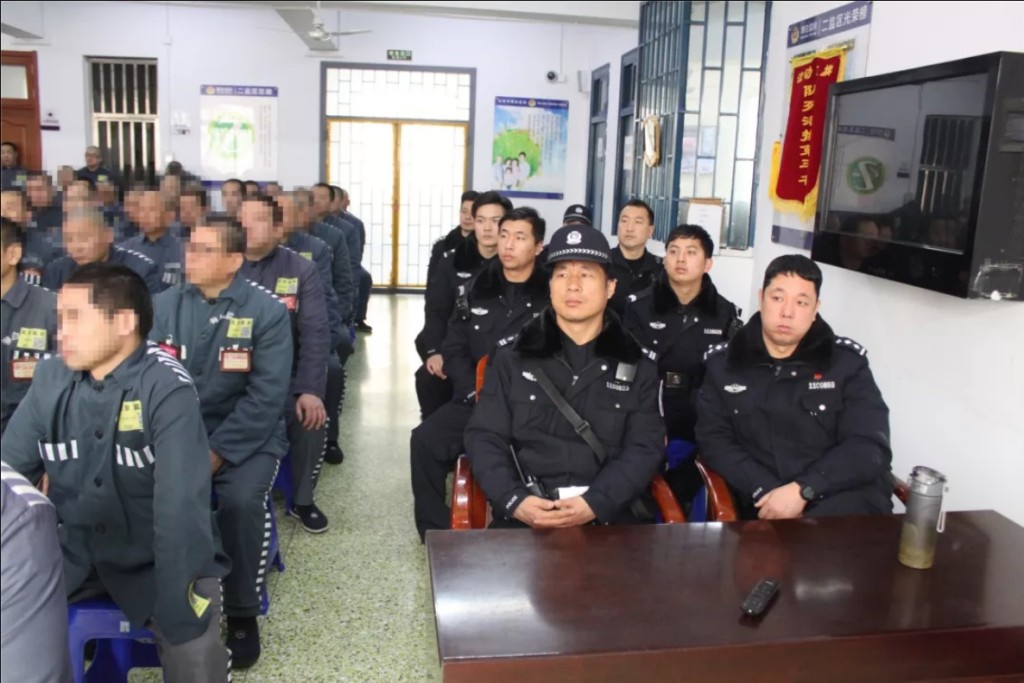 民警和服刑人員收看兩會。網上圖片