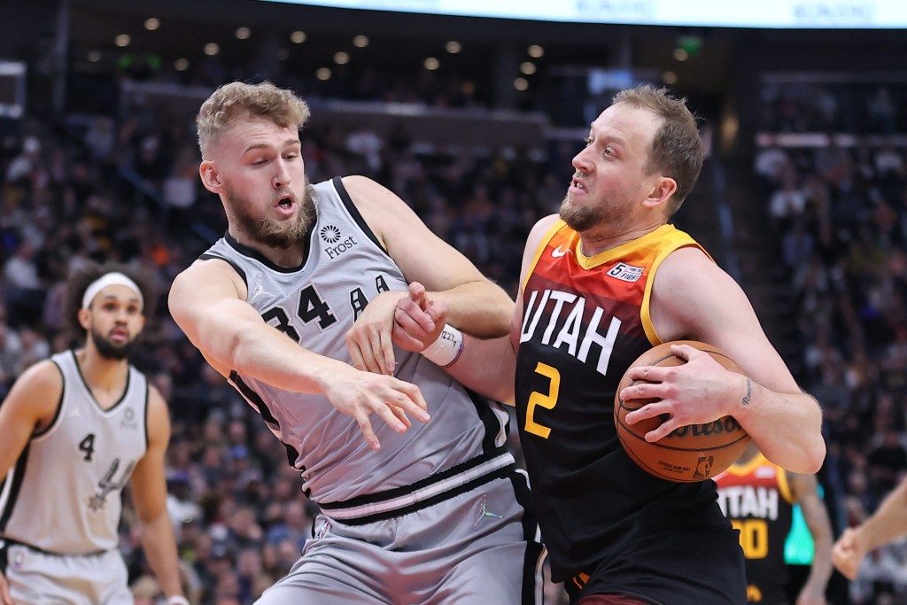 爵士球員恩基斯(右)中招隔離。 Reuters