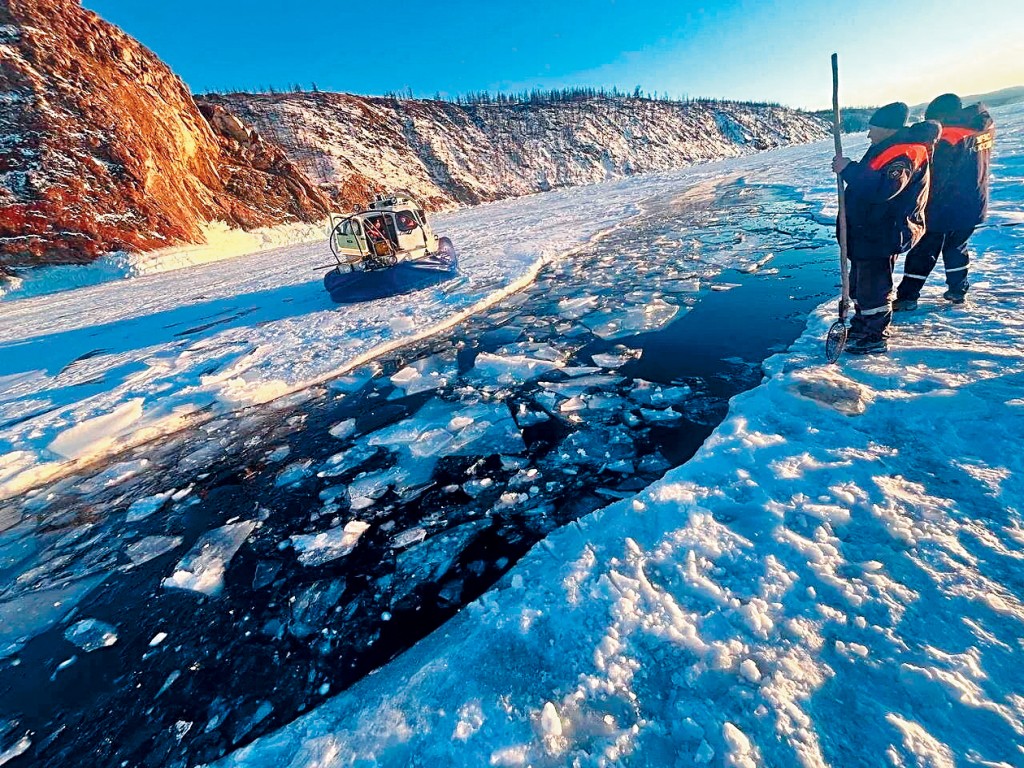 載有中國遊客的麵包車墜入貝加爾湖後，現場開展救援。