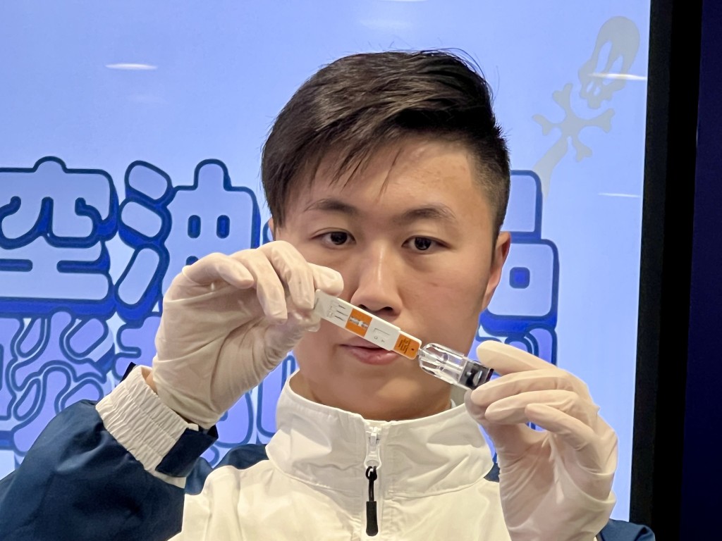 警方早前推出快速檢測工具,讓人員即時為疑似吸食「太空油毒品」的人士進行檢測。 資料圖片 警方早前推出快速檢測工具,讓人員即時為疑似吸食「太空油毒品」的人士進行檢測。 資料圖片