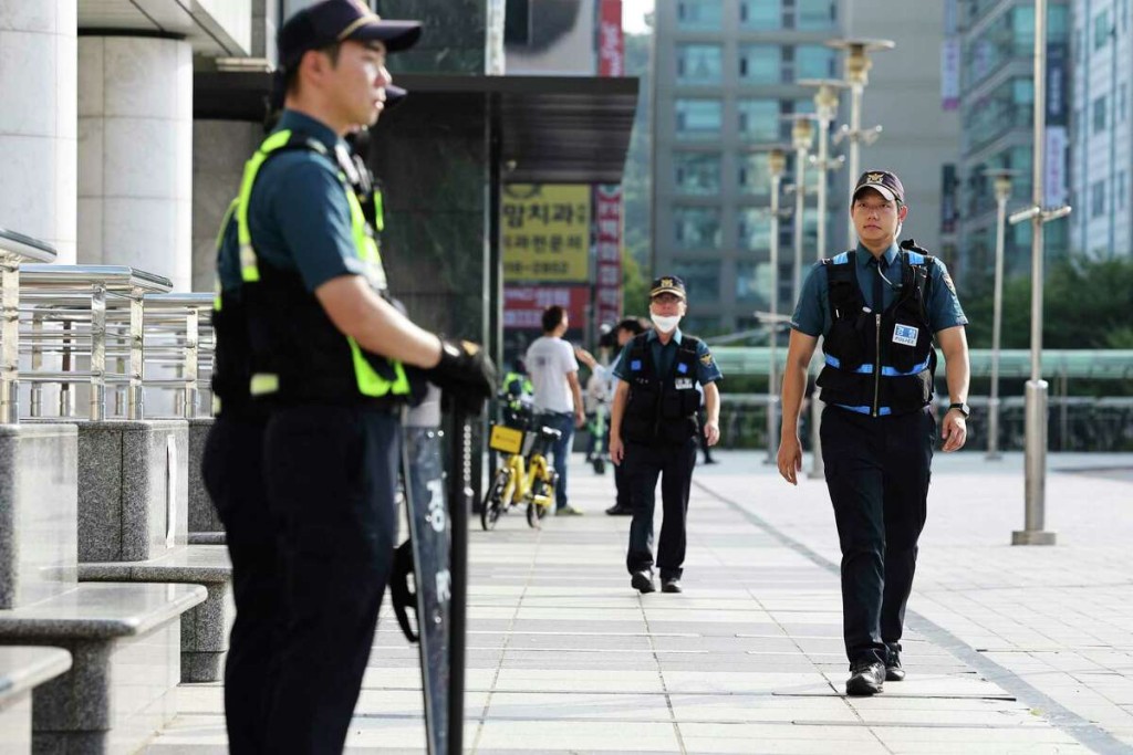 南韩警方在发生随机砍人的地铁书岘站加强巡逻。美联社