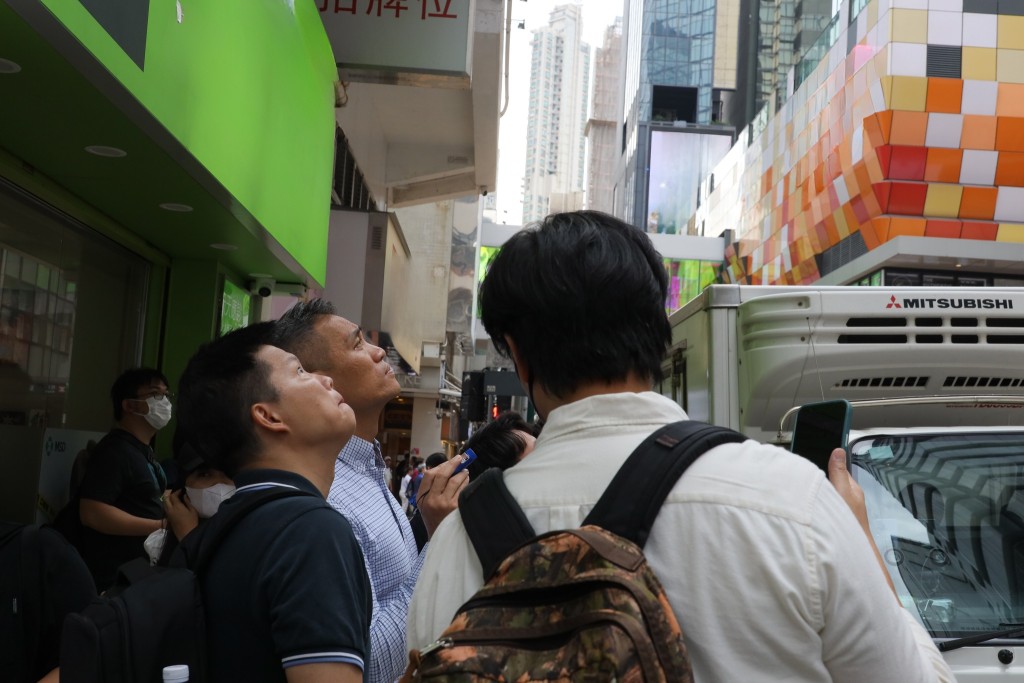 屋宇署邀请三个专业学会，包括香港建筑师学会、香港工程师学会及香港测量师学会一同参与巡查工作。屋宇署fb