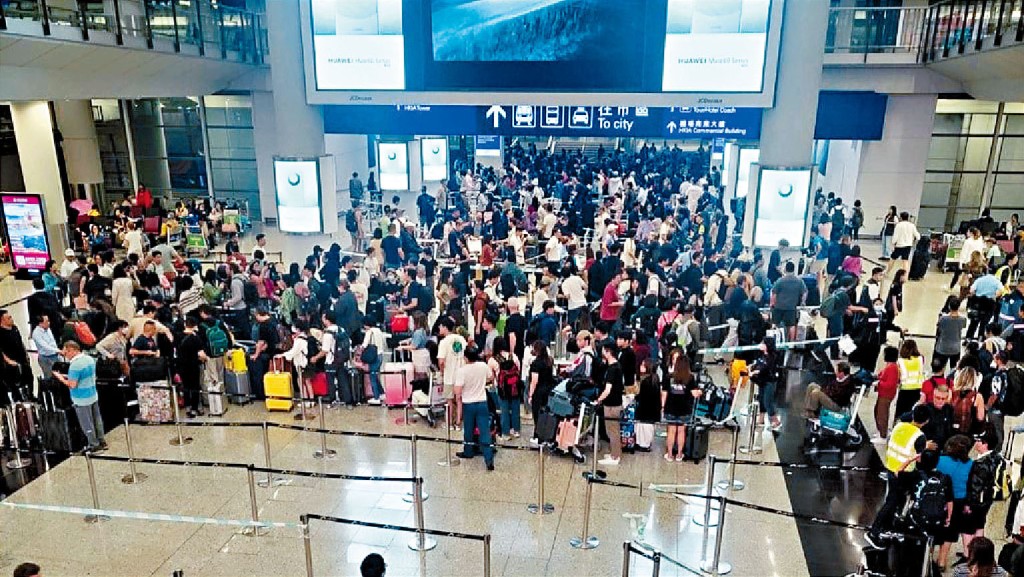 颱風「小犬」襲港期間，大批旅客滯留機場，林世雄承認當日情況有改善空間。