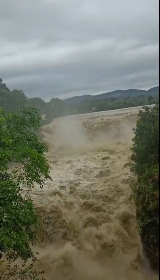 廣東韶關21日在連場暴雨下，河道水位暴漲。