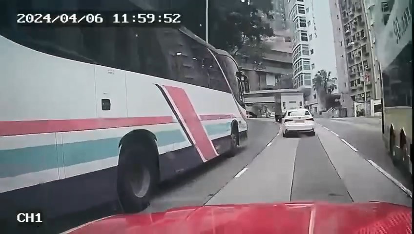的士司机见到城巴正面直冲后，随即扭軚闪避。