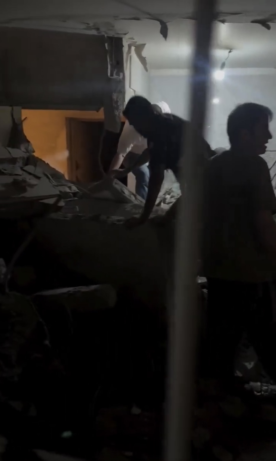 德黑蘭一棟住宅大廈因以色列空襲倒塌一。 X 德黑蘭一棟住宅大廈因以色列空襲倒塌一。 X
