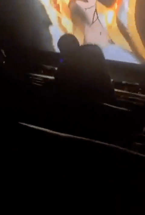 從影片可見,「尿男」倒卧座位上毫無招架之力,身形彪悍的男家長雙臂向著他一輪狂揪。 X@UltraDane 從影片可見,「尿男」倒卧座位上毫無招架之力,身形彪悍的男家長雙臂向著他一輪狂揪。 X@UltraDane