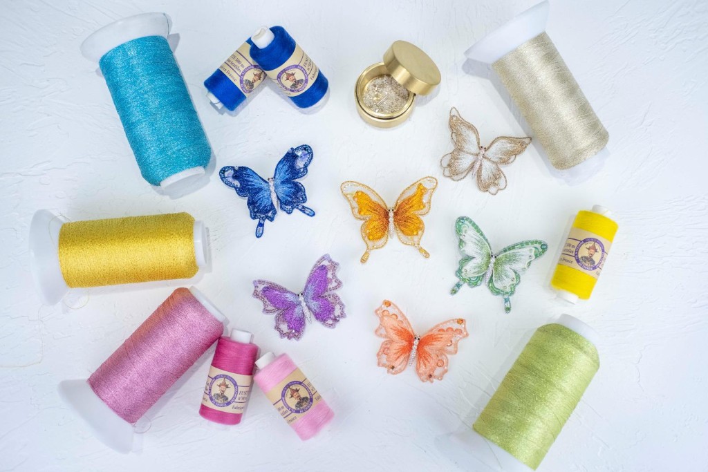 运用不同颜色的丝线刺绣出层次分明的蝴蝶形态。