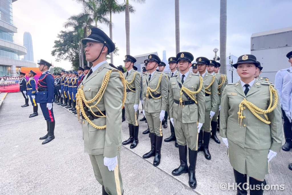 政府于湾仔金紫荆广场举行升旗礼，香港海关与其他纪律部队组成仪仗队队伍，在庄严的国歌下以中式步操昂首阔步进场。香港海关FB