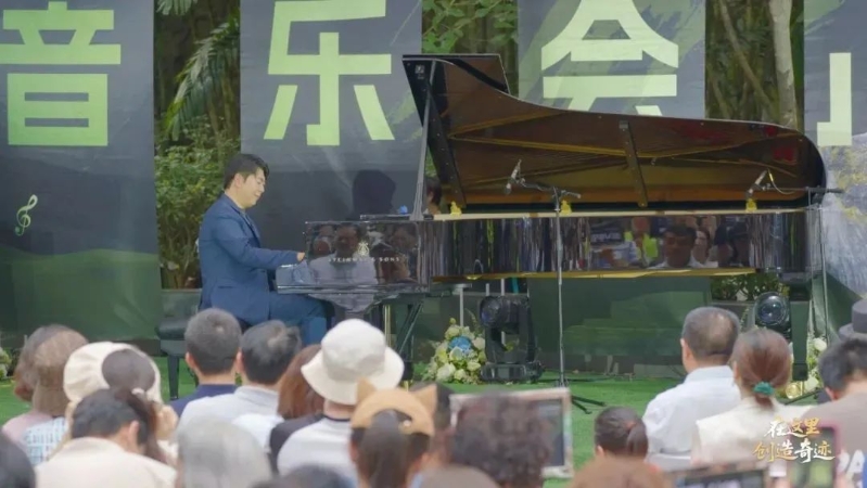 鋼琴接力合奏《我和我的祖國》。 鋼琴接力合奏《我和我的祖國》。