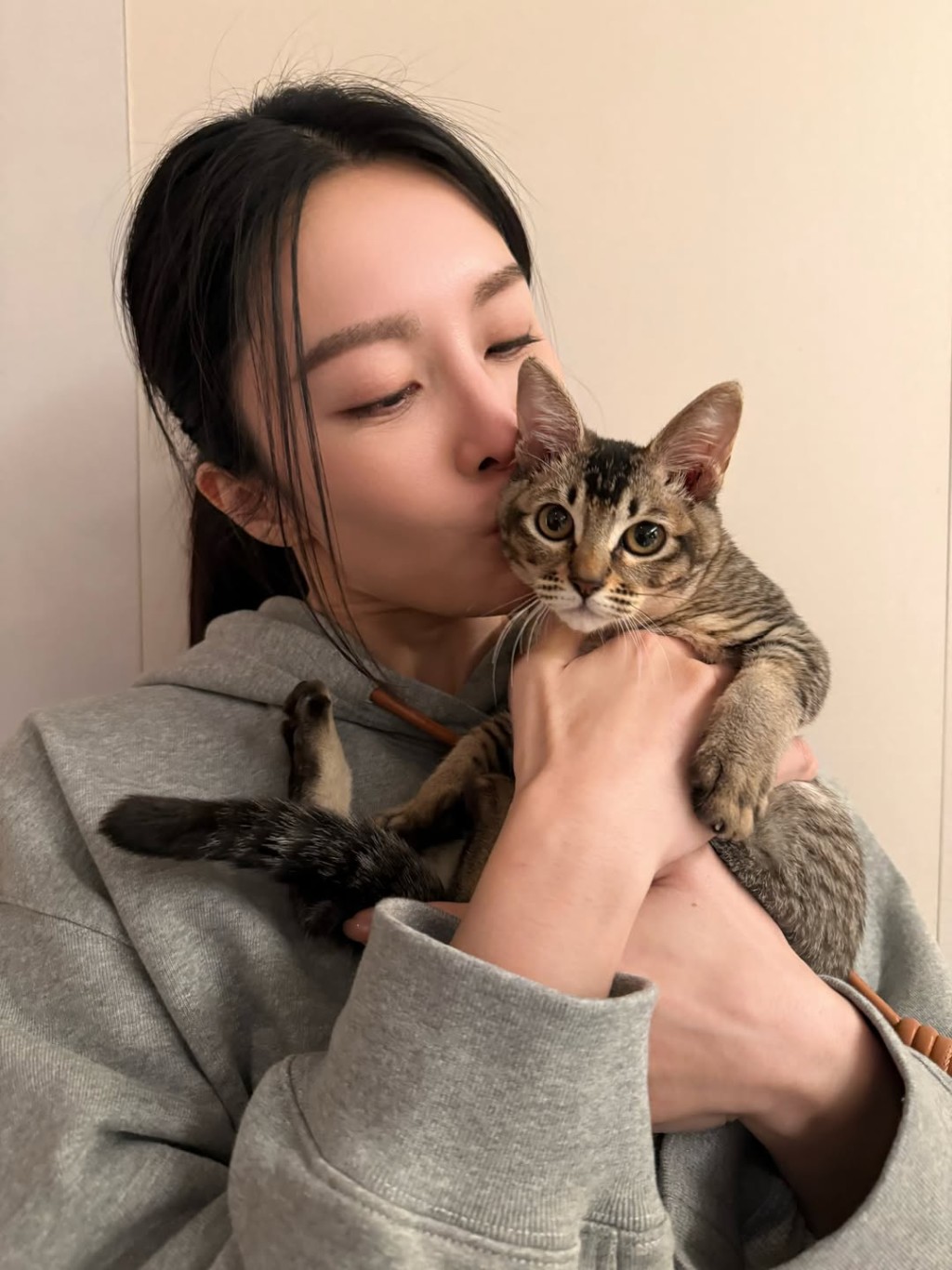 眼利的網民立刻發現，「冬菇」兩眼之間獨特的直紋與黑色瀏海毛色，與當初吳卓羲在片場手抱的小花貓幾乎一模一樣