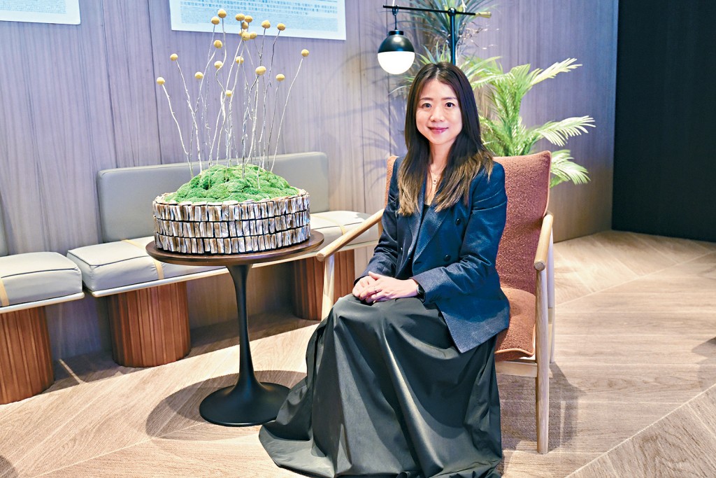 新世界何家欣表示，利好消息帶動，今年料平穩發展，明年樓價料升3%至5%。