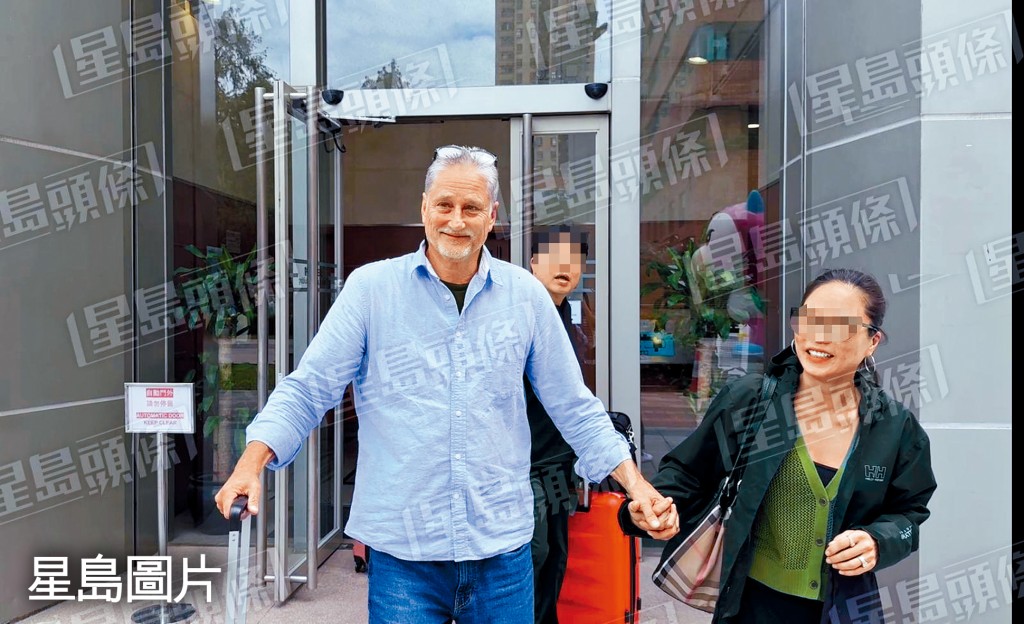 華盛頓州參議員Steven J Wilson,昨與妻子離開法庭。