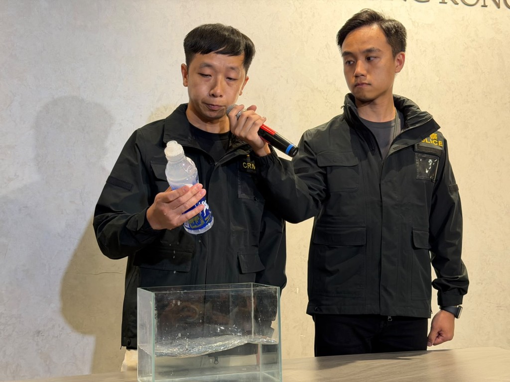 警方指运动饮品派发前一直浸泡在冰水,导致冰水积存在胶樽及胶标签中。曾志恒摄 警方指运动饮品派发前一直浸泡在冰水,导致冰水积存在胶樽及胶标签中。曾志恒摄