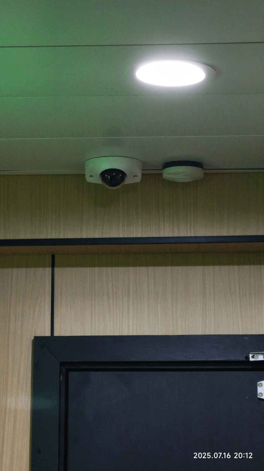 閉路電視鏡頭安裝在健身室男廁走廊位。受訪者提供 閉路電視鏡頭安裝在健身室男廁走廊位。受訪者提供