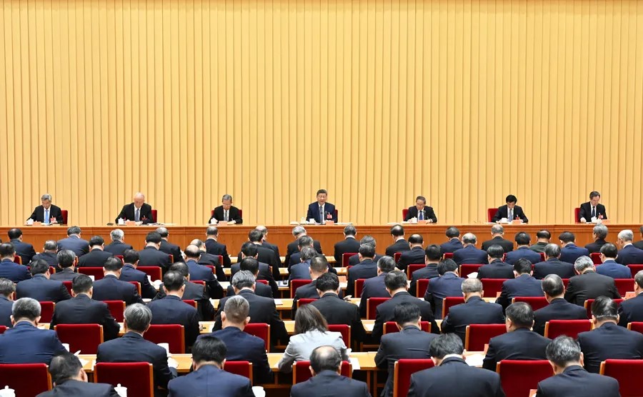 習近平在中央經濟工作會議闡明「因地制宜」在推動經濟的重要性。人民日報 習近平在中央經濟工作會議闡明「因地制宜」在推動經濟的重要性。人民日報