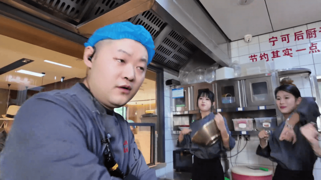 餐廳宣傳片黑襪美女廚房跳舞受質疑。 抖音截圖