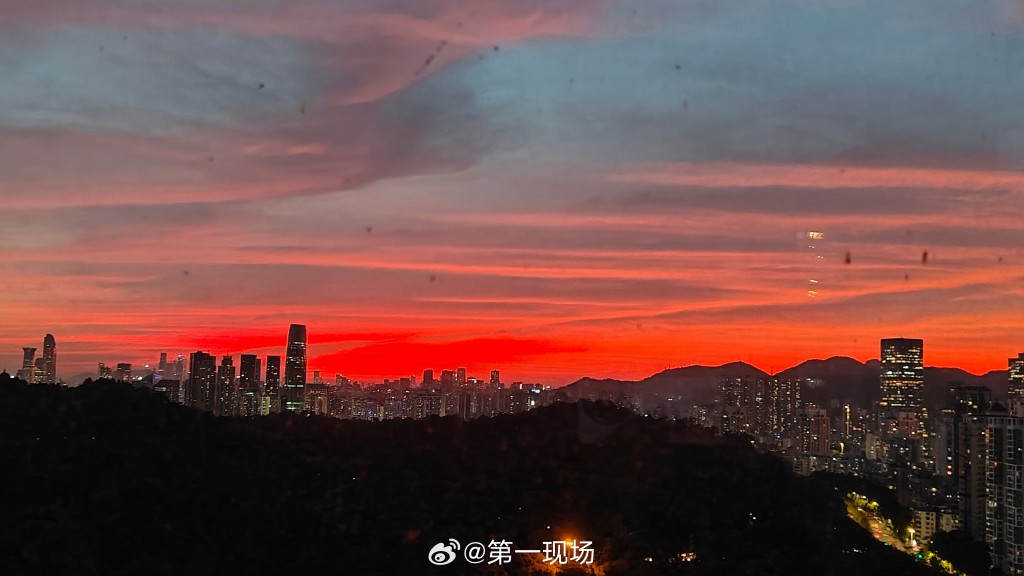 深圳晚上出現火燒雲現象,金紅雲彩彩漫天。第一現場 深圳晚上出現火燒雲現象,金紅雲彩彩漫天。第一現場