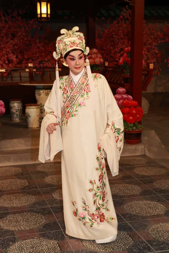 蓋鳴暉演折子戲籌款兼推廣粵劇。 蓋鳴暉演折子戲籌款兼推廣粵劇。