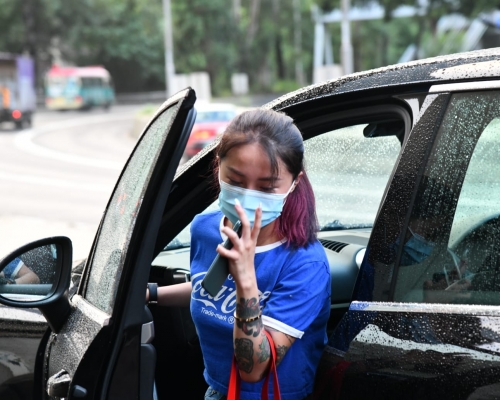女子一度被困車內。