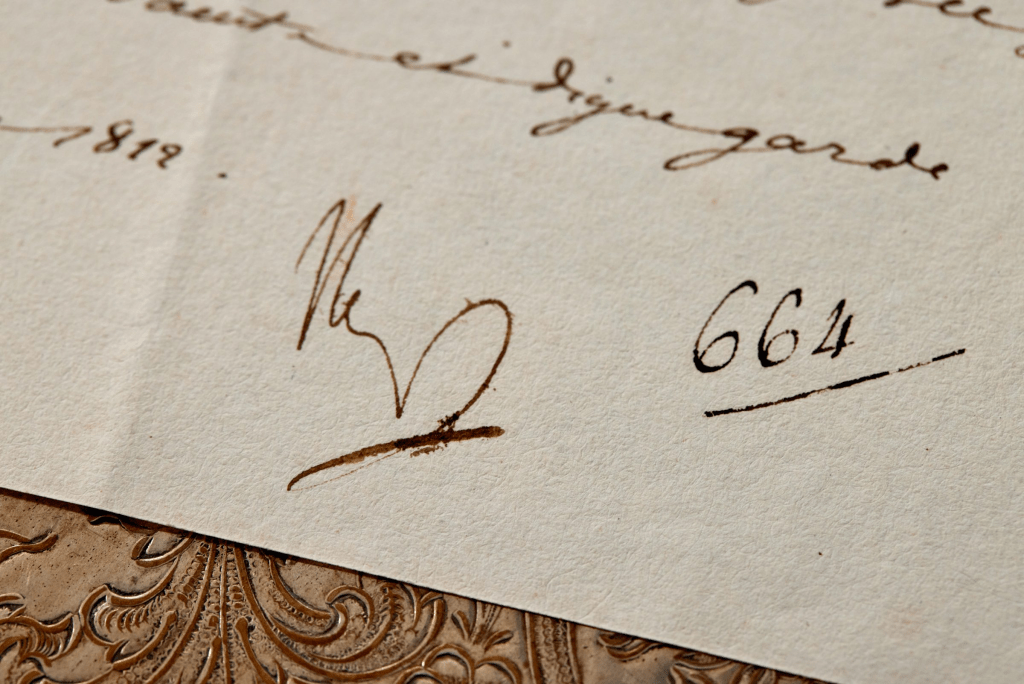 拿破崙1812年征俄手寫信，有他的親筆簽名。 「Raab Collection」官網