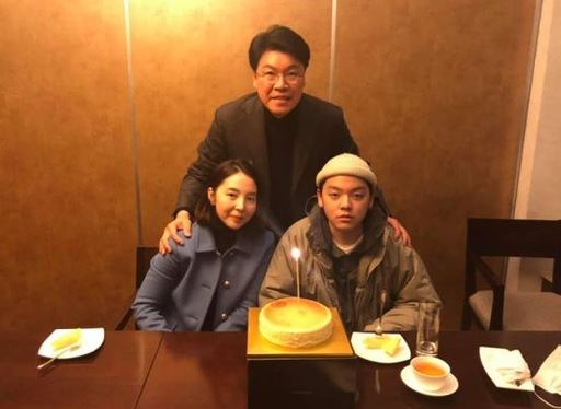 因儿子连环爆镬,自由韩国党议员张济元搞到要辞职。