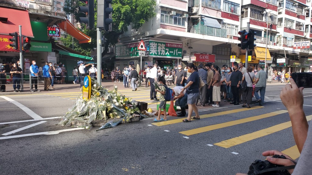 車禍死者的家人及親友在場拜祭，神情哀傷。