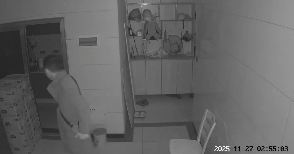小偷入屋發現有監控後，再找太陽傘遮擋容貎把鏡頭偷走。抖音＠曉曉