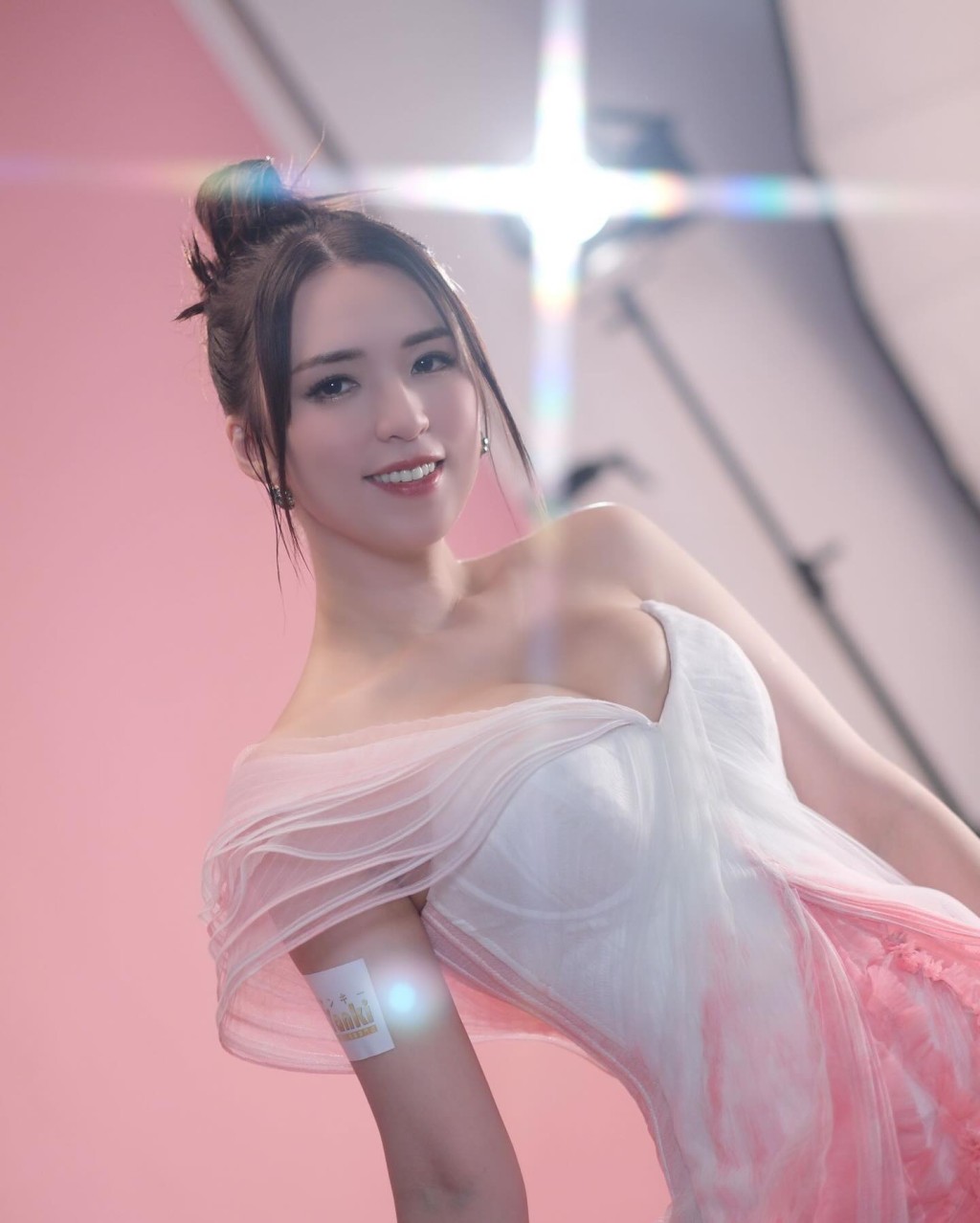 孫慧雪在新一輯的美胸廣告中，大騷「圓美」立體咪咪。