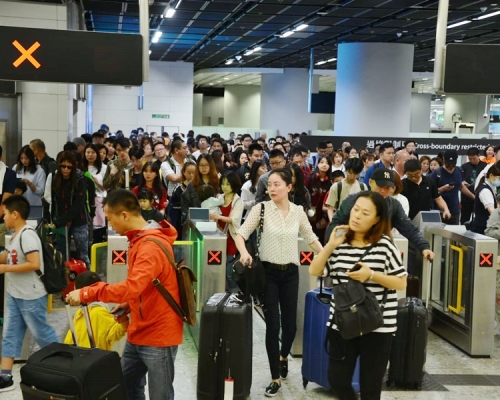 高鐵西九龍站今日繼續人頭湧湧。
