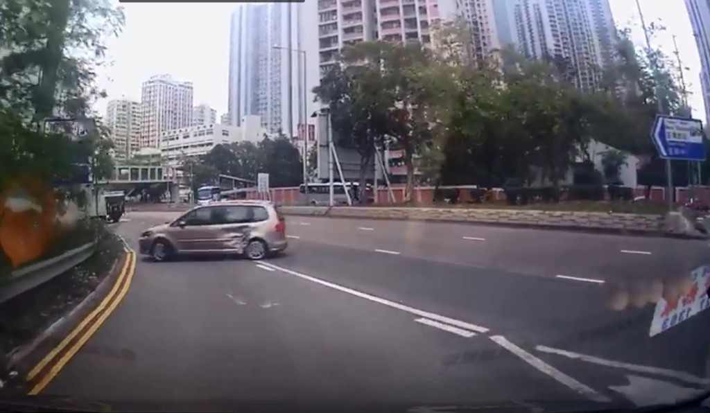 迴旋處私家車失事。網上圖片
