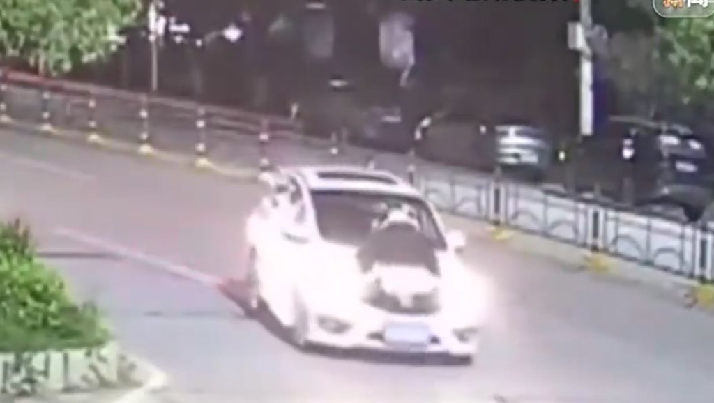 武漢交警蔣仲超因攔停衝路障汽車，被頂行逾600米殉職。微博