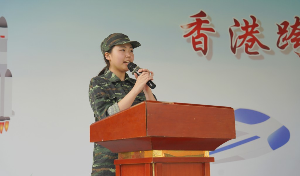 来自保安局青少年制服团队领袖论坛的何敏琳获选是次军训体验营最优秀学员。（警务处提供）