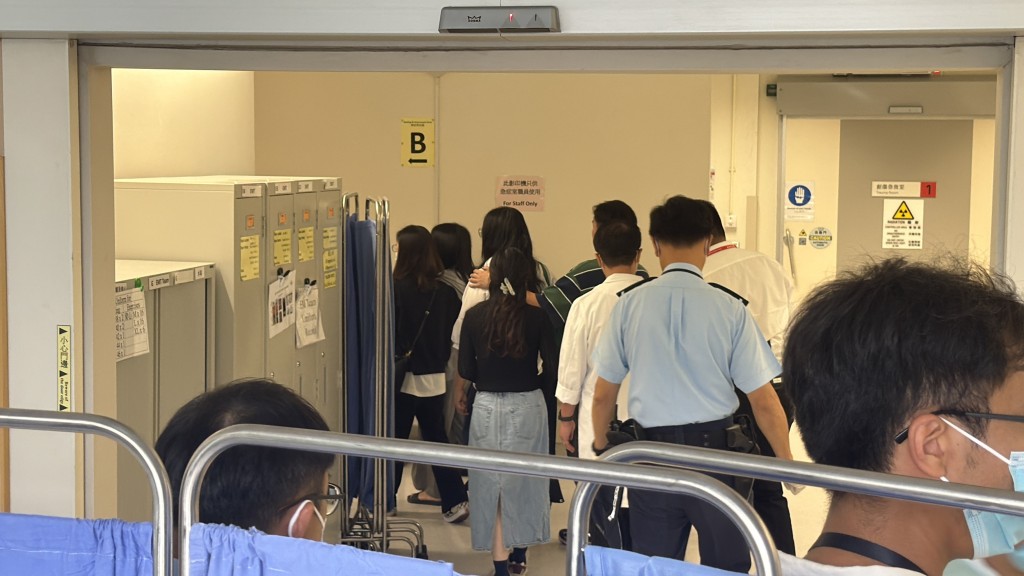 死者家屬認屍傷心哀慟。梁國峰攝 死者家屬認屍傷心哀慟。梁國峰攝