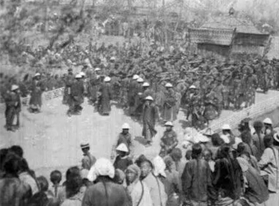 兩旁圍觀的人民,無人下跪。縱觀清史 兩旁圍觀的人民,無人下跪。縱觀清史