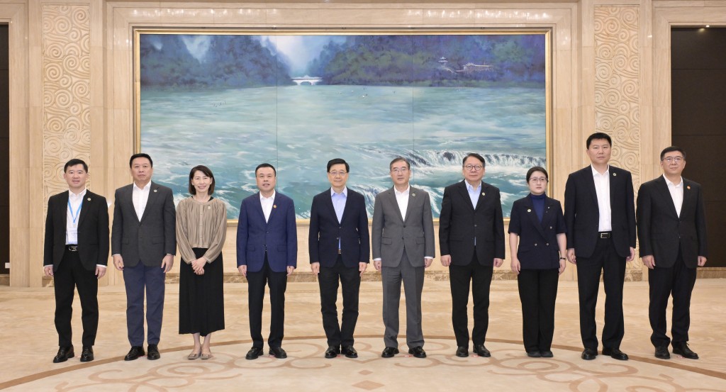 (左三起)行政長官辦公室主任葉文娟、張永寧、李家超、福建省副省長趙增連、政務司司長陳國基和其他嘉賓在會面上合照。 (左三起)行政長官辦公室主任葉文娟、張永寧、李家超、福建省副省長趙增連、政務司司長陳國基和其他嘉賓在會面上合照。