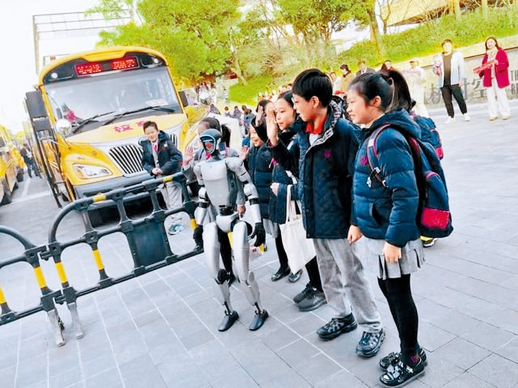 杭州宇樹科技的人形機械人進入學校。