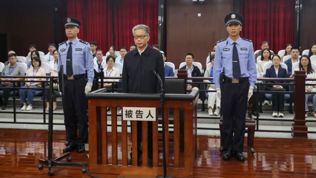 原廣西政協副主席彭曉春貪腐逾2.6億元，一審判死緩。央視新聞