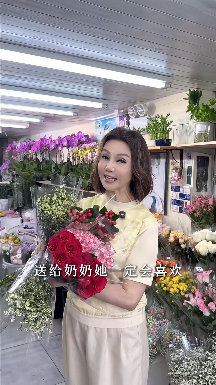謝玲玲貼心挑選長輩最愛的喜慶紅色鮮花。
