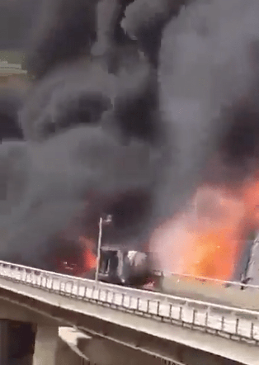 網上影片顯示,巴士與油罐烈碰撞後猛烈燃燒,火勢極大,升起巨大黑煙。X@Iam_MKharaud 網上影片顯示,巴士與油罐烈碰撞後猛烈燃燒,火勢極大,升起巨大黑煙。X@Iam_MKharaud