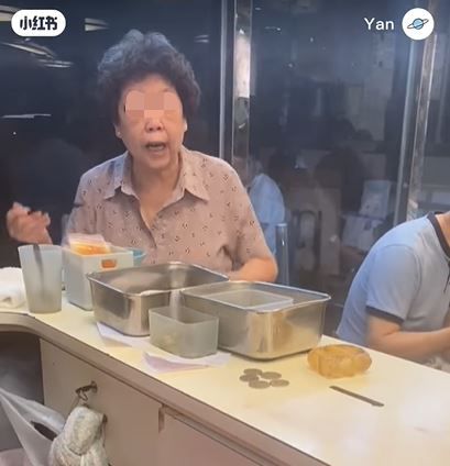 近日一段九記女收銀員與食客互罵的影片在網上瘋傳。