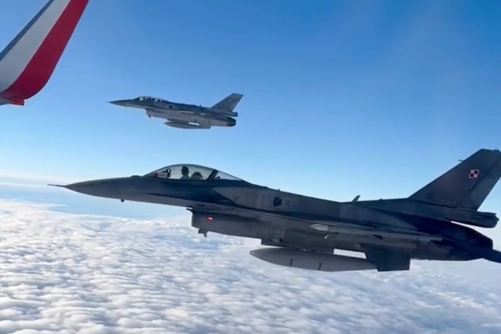 两架F-16战机护送波兰大军乘搭的客机。网上图片
