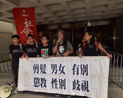 梁國雄等多人在庭外拉起橫額。